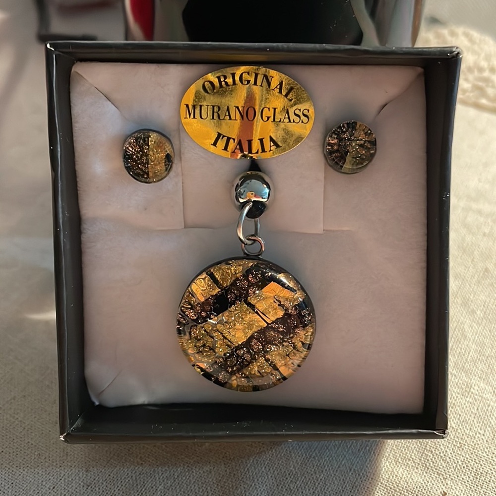 Murano Glass Venetian Reflections Round Necklace And Stud Earrings Set